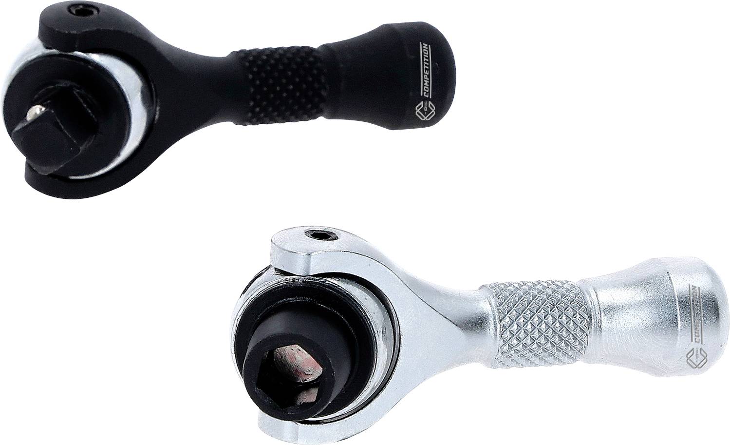 Zwei kleine Ratschenschlüssel, einer schwarz und einer silbern, mit ergonomischen Griffen, nebeneinander auf weißem Hintergrund positioniert.