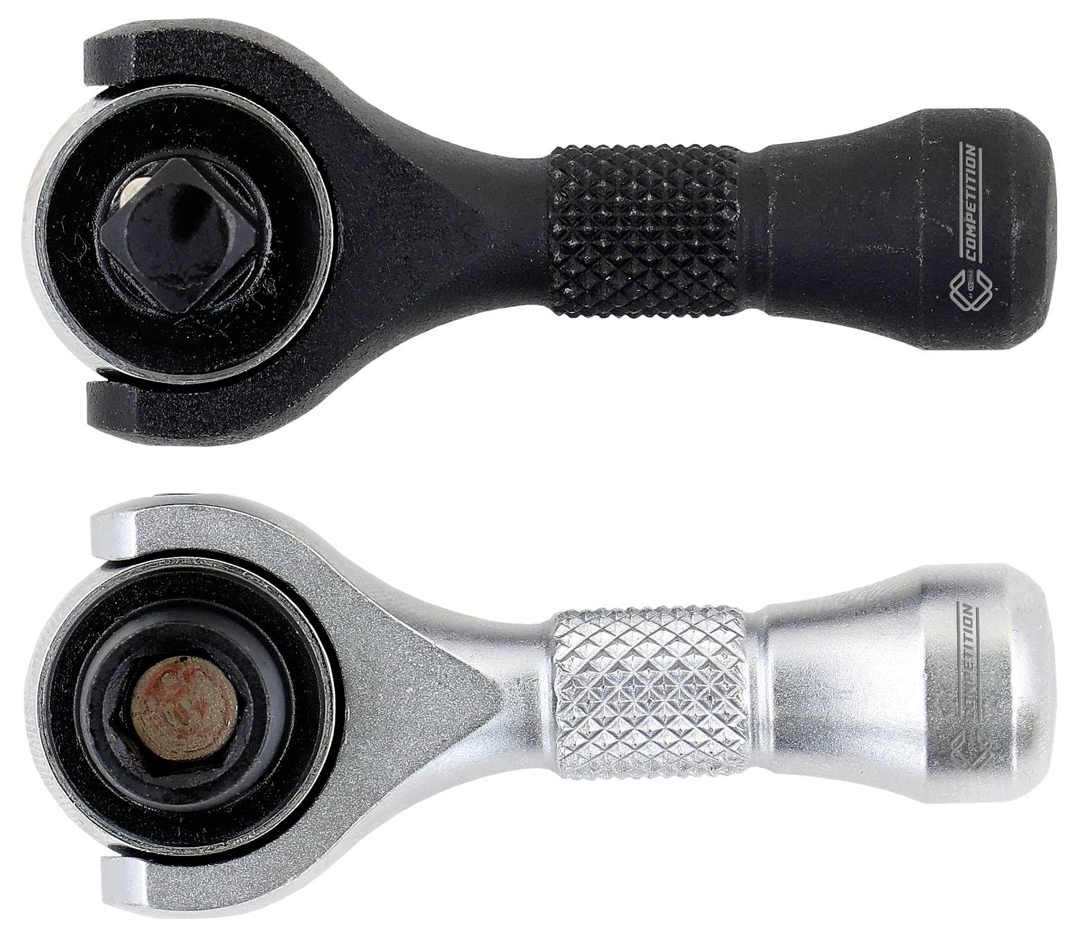 Zwei Ratschenschlüssel, einer schwarz und einer metallfarbig, sind nebeneinander platziert. Beide verfügen über einen strukturierten Griff und eine runde Aufnahme für Schrauben.