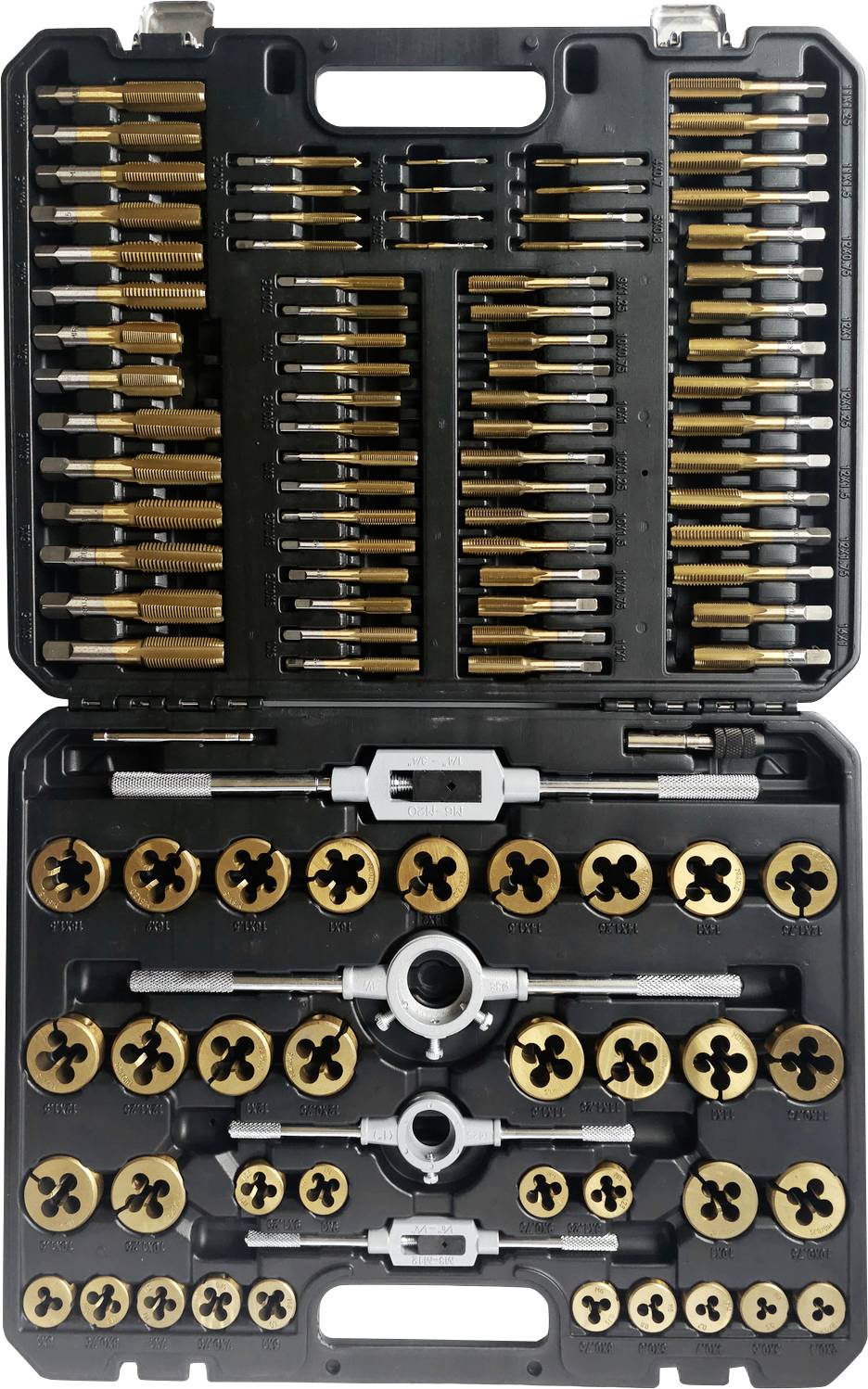 Eine schwarze Kunststoffkiste, die verschiedene Größen von goldfarbenen Gewindeschneidwerkzeugen - Gewindebohrer und Schneideisen - enthält, in einem Raster angeordnet zum Gewindeschneiden und Bearbeiten von Metall.
