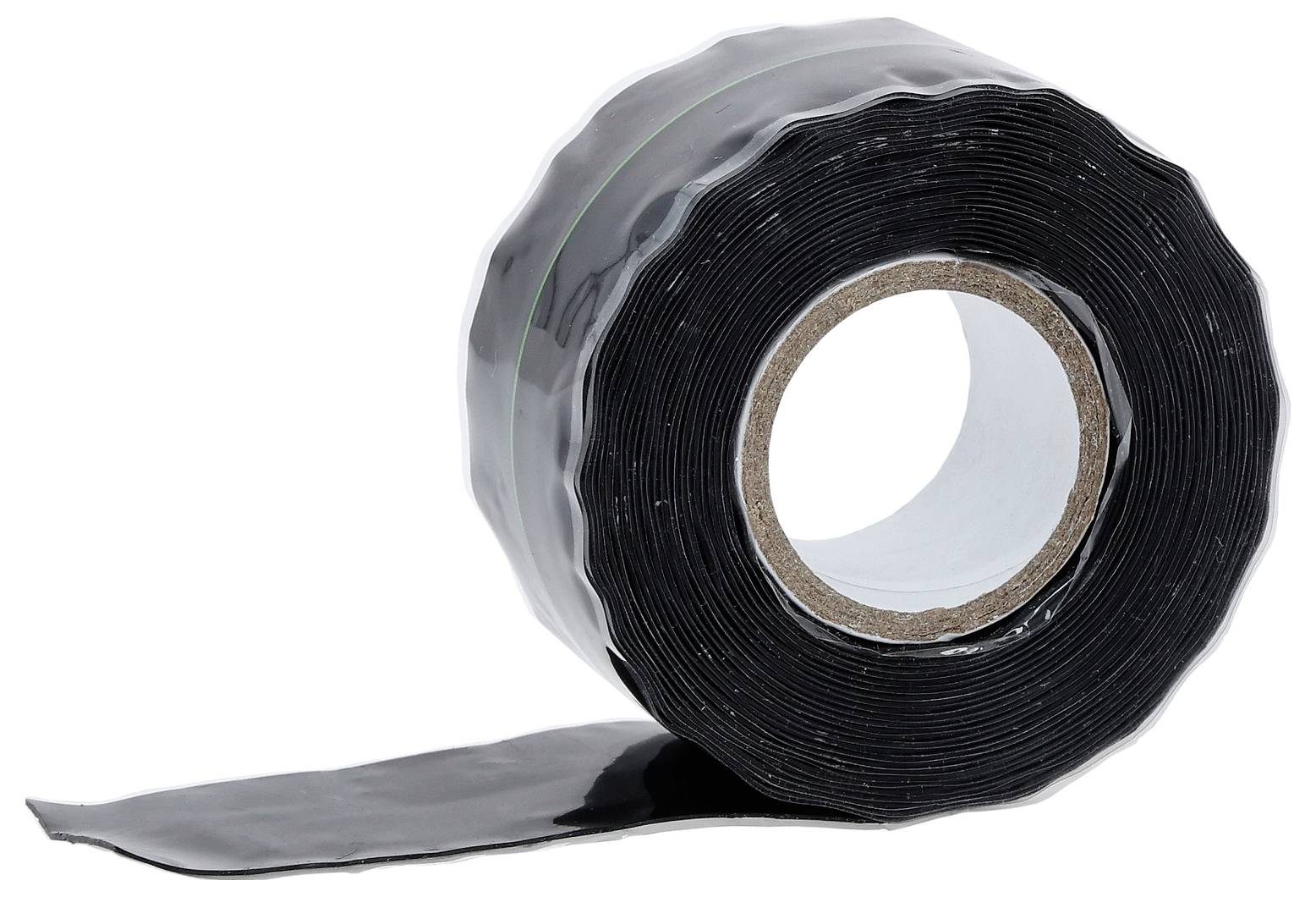 Eine Rolle schwarzes Klebeband, teilweise abgerollt, wobei die glänzende Oberfläche und der Pappkern sichtbar sind, isoliert auf weißem Hintergrund.