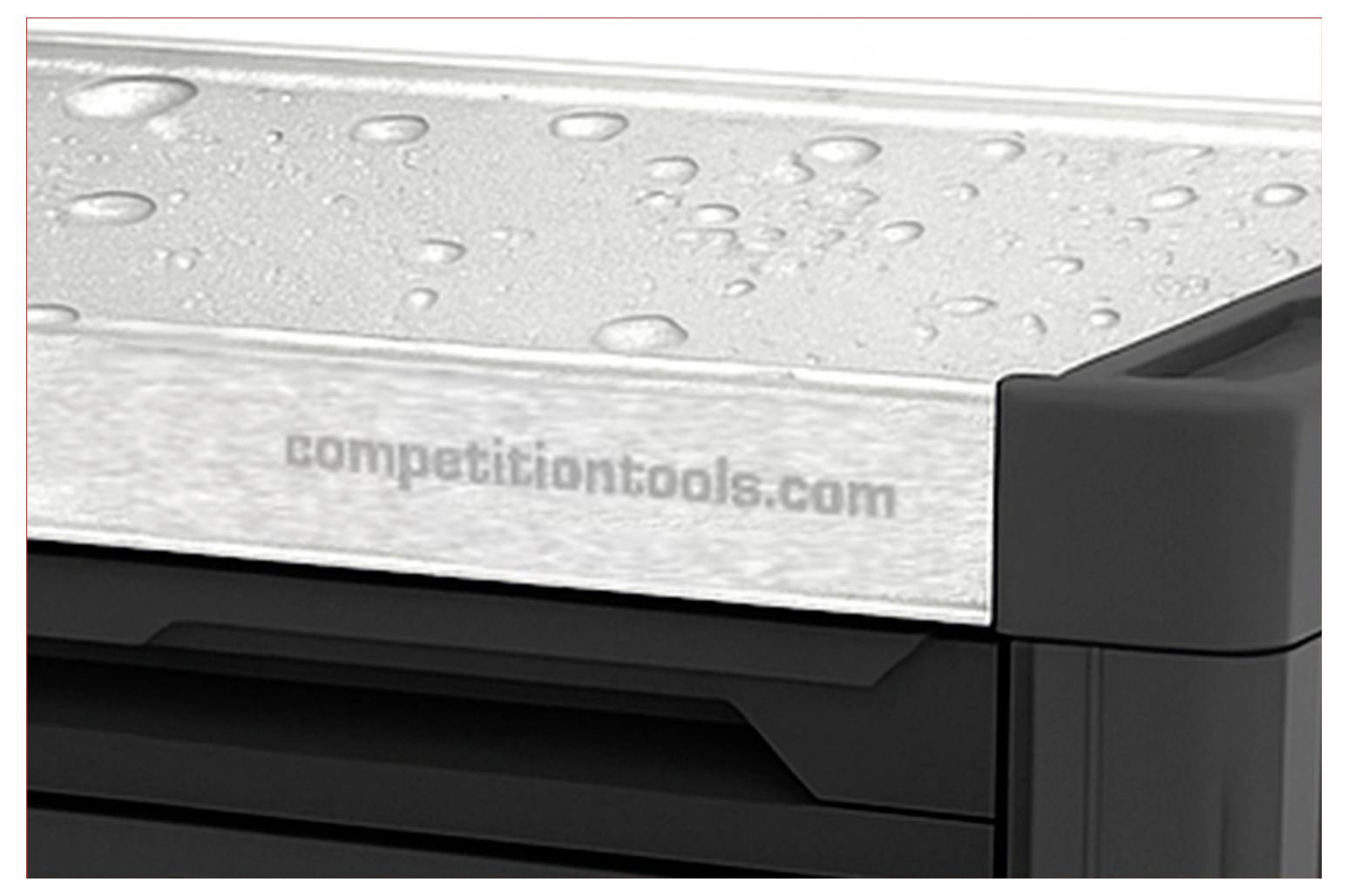 Obere Ecke eines Metallaufbewahrungswagens mit Wassertropfen auf der Oberfläche. Text auf dem Metall liest sich 