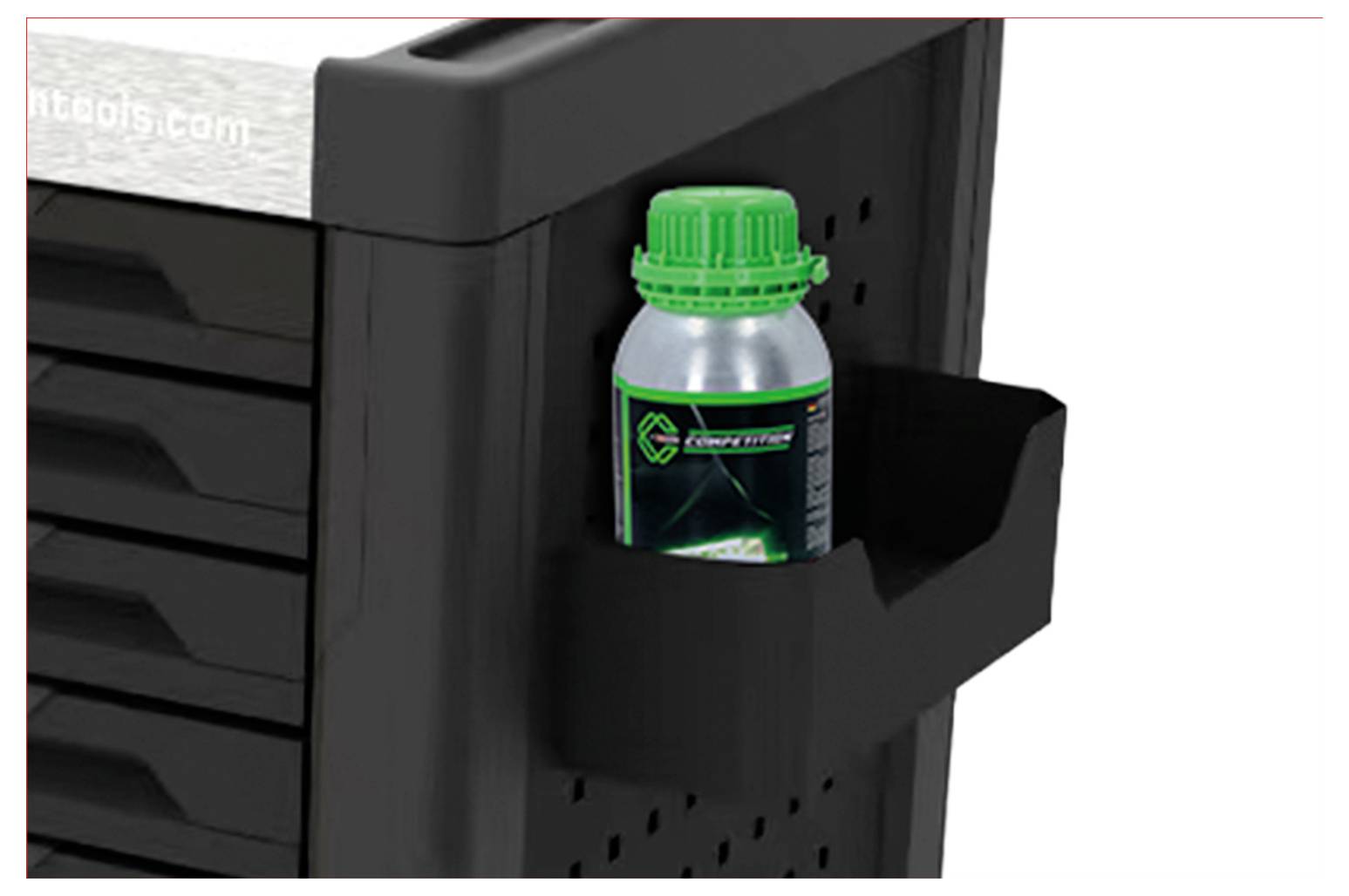 Ein schwarzer Werkzeugwagen mit mehreren Schubladen und einem seitlichen Halter, der eine Flasche mit grünem Deckel enthält.
