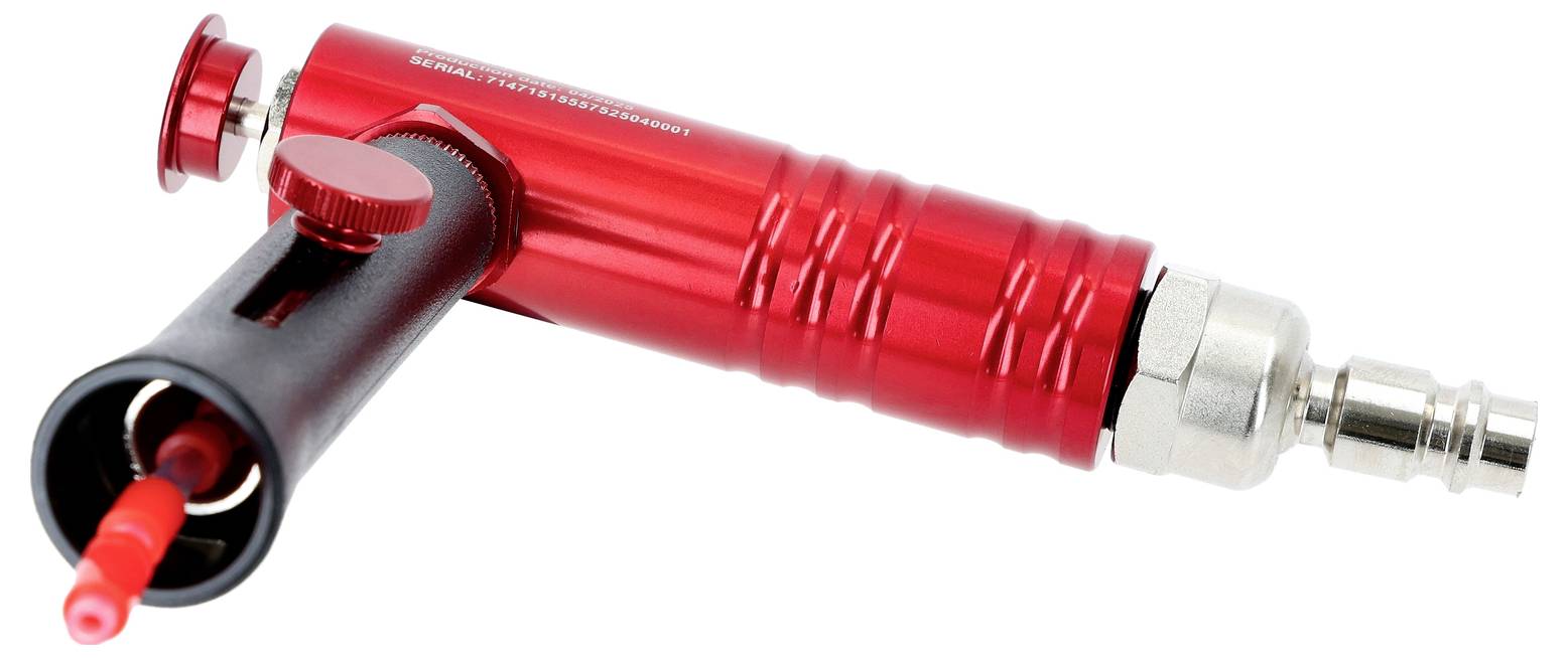 Ein rotes pneumatisches Werkzeug mit einer schwarzen Düse und silberner Kupplung, das zum Aufpumpen von Reifen oder zum Reinigen von Oberflächen verwendet wird, auf weißem Hintergrund.