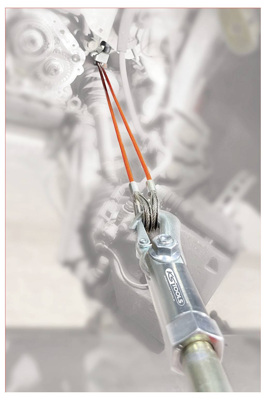 Kabelzieher mit roten Spanndrähten, die an Maschinen angeschlossen sind und den Einsatz bei Motorinstandsetzung oder mechanischen Einstellungsaufgaben anzeigen.