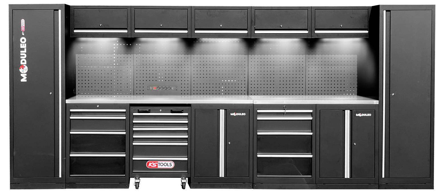 Eine große schwarze Werkzeugaufbewahrungseinheit mit mehreren Schubladen und Schränken, einschließlich einer Lochplatte zur Werkzeugorganisation, beschriftet mit 'GS Tools'.