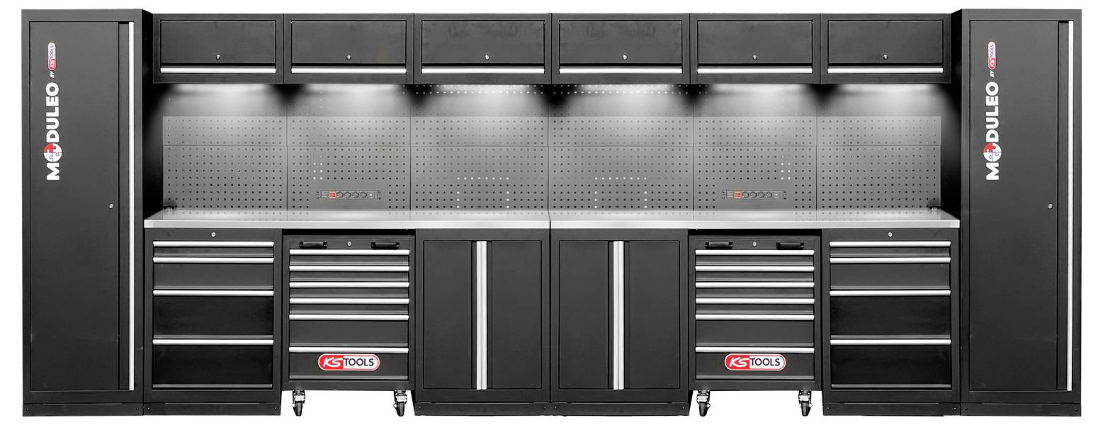 Werkstatt-Lagersystem mit mehreren schwarzen Schränken, Schubladen und Überkopffächern vor einer Lochwand-Rückwand, mit der Markenbezeichnung 'KSTOOLS'.