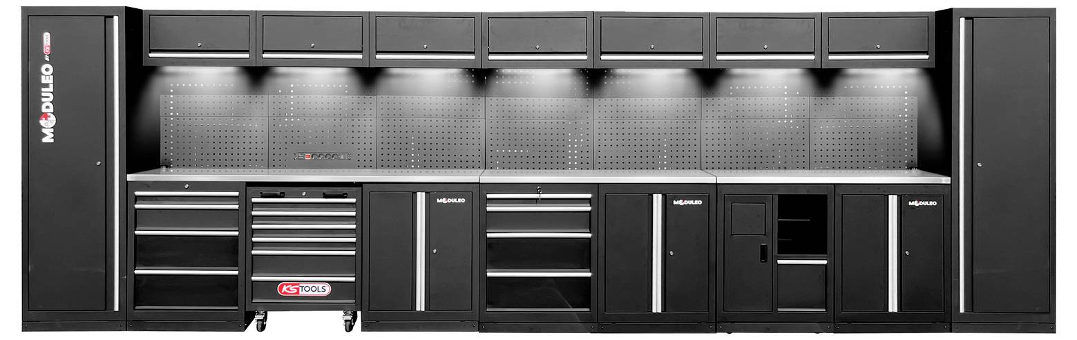 Ein modulares Werkbankssystem für die Garage mit mehreren Staurageschränken, Schubladen und einer gelochten Rückwand, entwickelt zur Organisation von Werkzeugen und Ausrüstung.