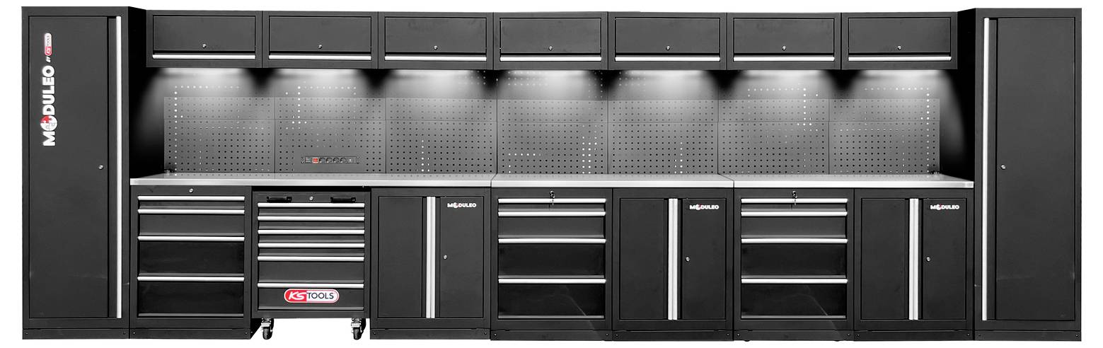 Ein schwarzes modulares Garage-Regalsystem mit mehreren Schränken, Schubladen und einer fahrbaren Werkzeugkiste unter einem perforierten Rückwandpaneel.