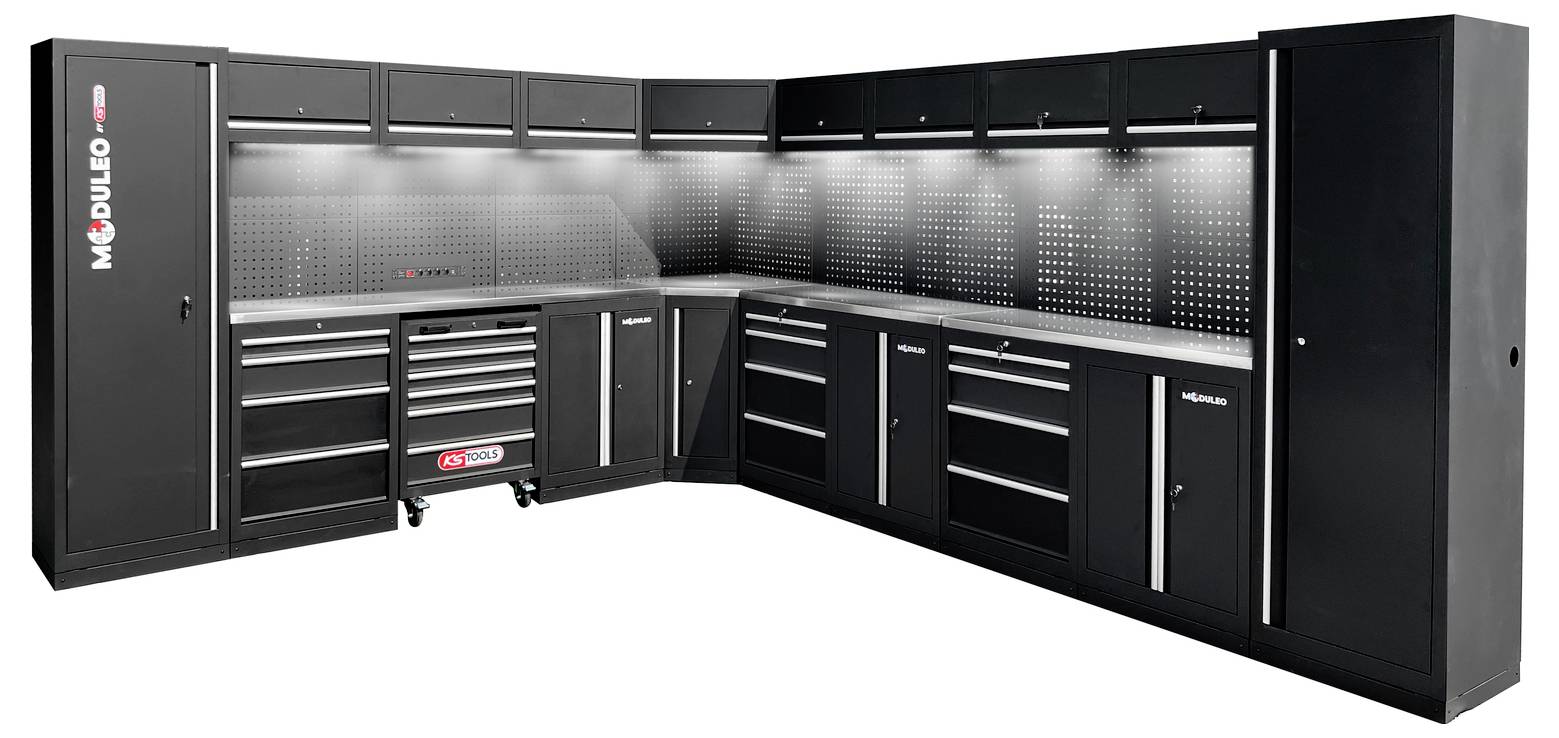 Ein modulares schwarzes Metallwerkzeug-Lagersystem mit mehreren Schränken, Schubladen und einer Lochplatte. Ausgestattet mit Unterbaubeleuchtung.