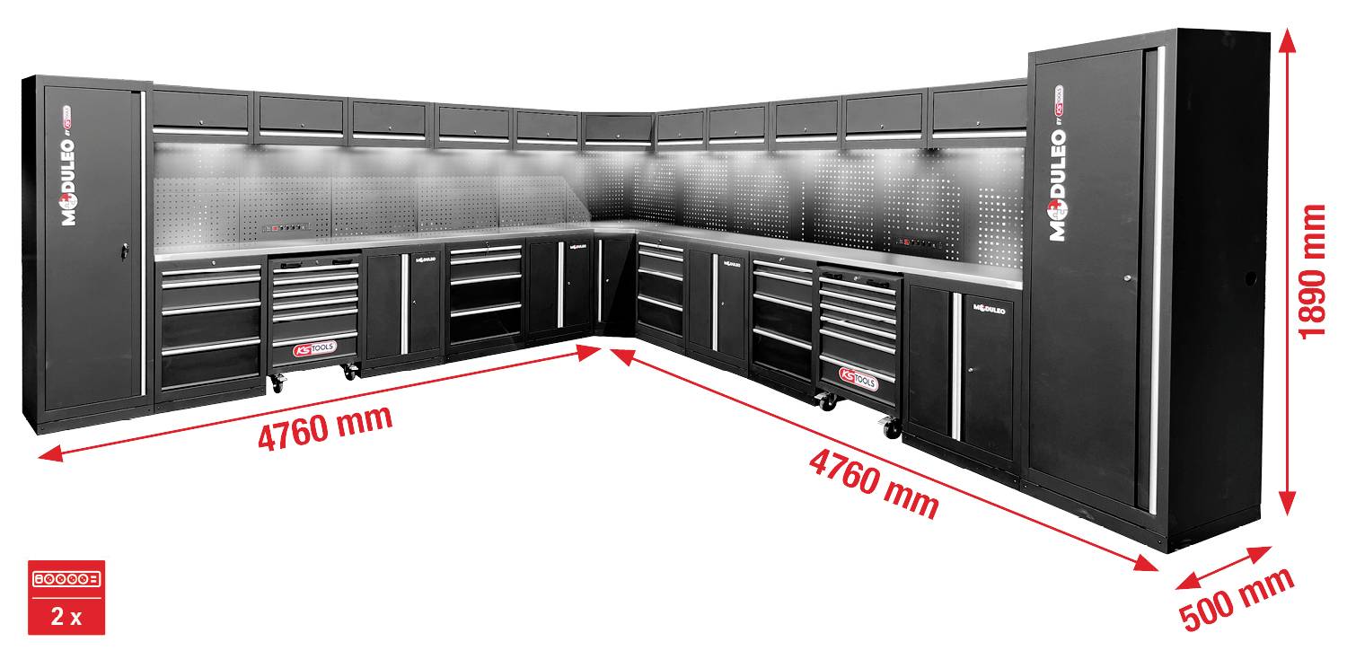 L-förmiges modulares Werkstatt-Lagersystem mit Schränken und Schubladen. Abmessungen: 4760 mm x 1890 mm und 500 mm Tiefe. Text auf Schränken: 'MODULEO'.