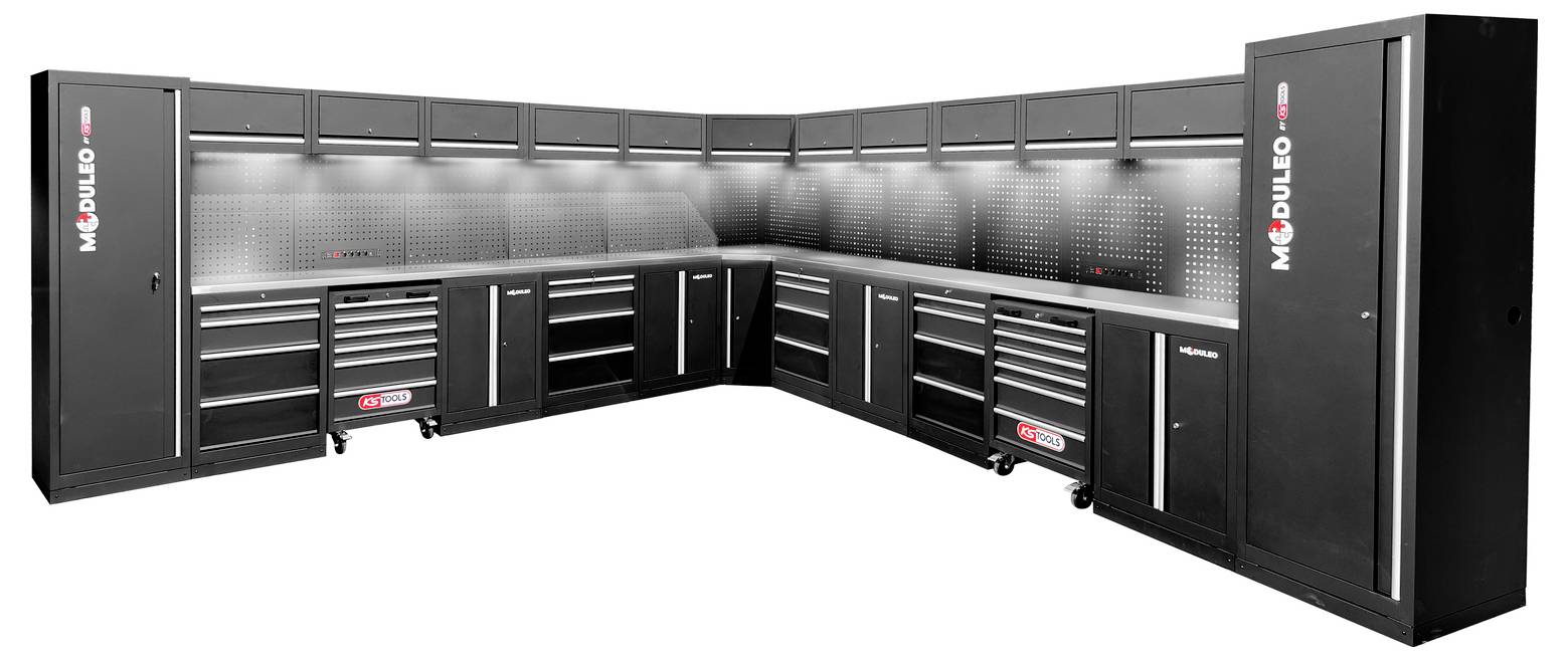 L-förmiges modulares Garagenlagersystem mit schwarzen Schränken, Schubladen und Beadboard-Rückwand. Ausgestattet mit rollbaren Werkzeugwagen und Deckenstauraum.