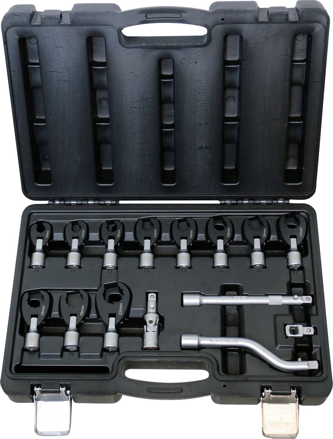 Ein offener schwarzer Koffer, der einen Satz Maulschlüssel (Crowfoot-Schlüssel) aus Metall in verschiedenen Größen sowie Knarrengriffe und Verlängerungen zeigt.