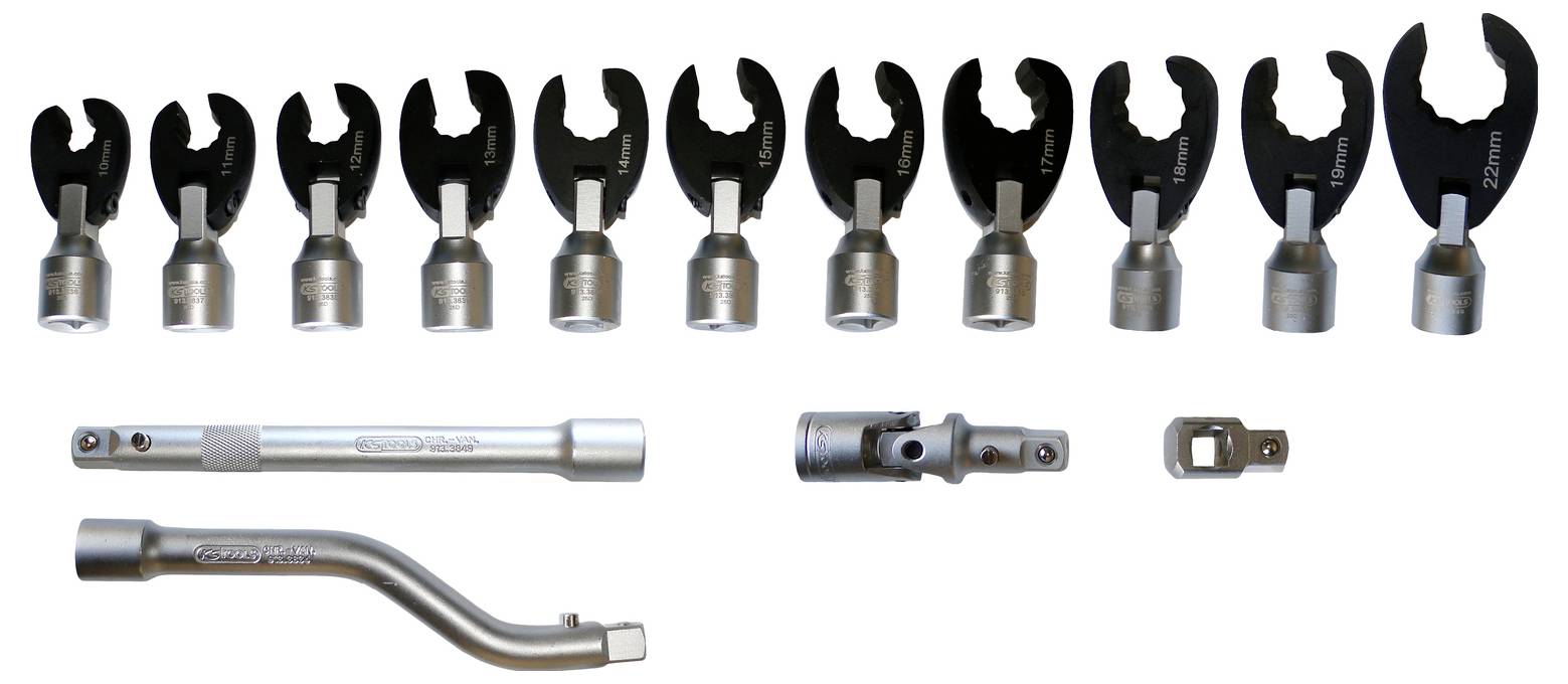 Ein Satz Metallschraubenschlüssel in verschiedenen Größen, ein Griff und Verlängerungen, die auf einem weißen Hintergrund ausgelegt sind.