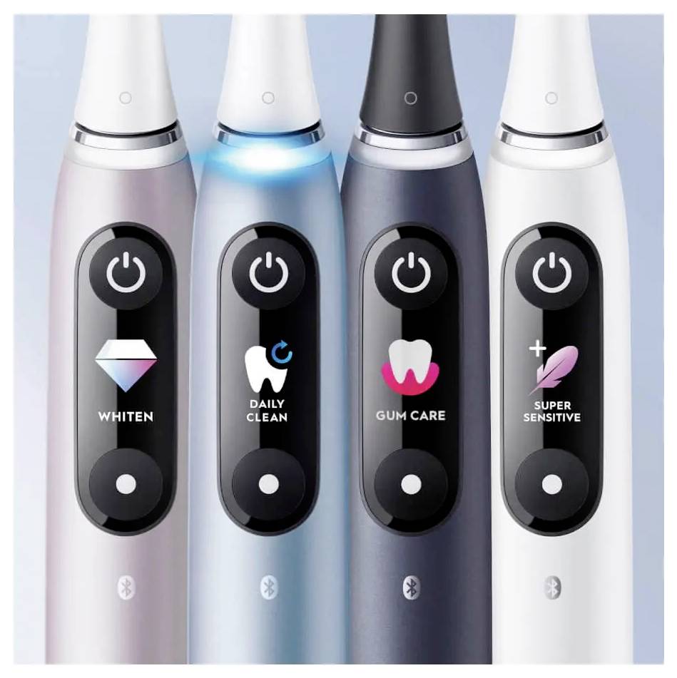 Vier elektrische Zahnbürsten mit Einschalttasten haben verschiedene Modi mit den Bezeichnungen: 