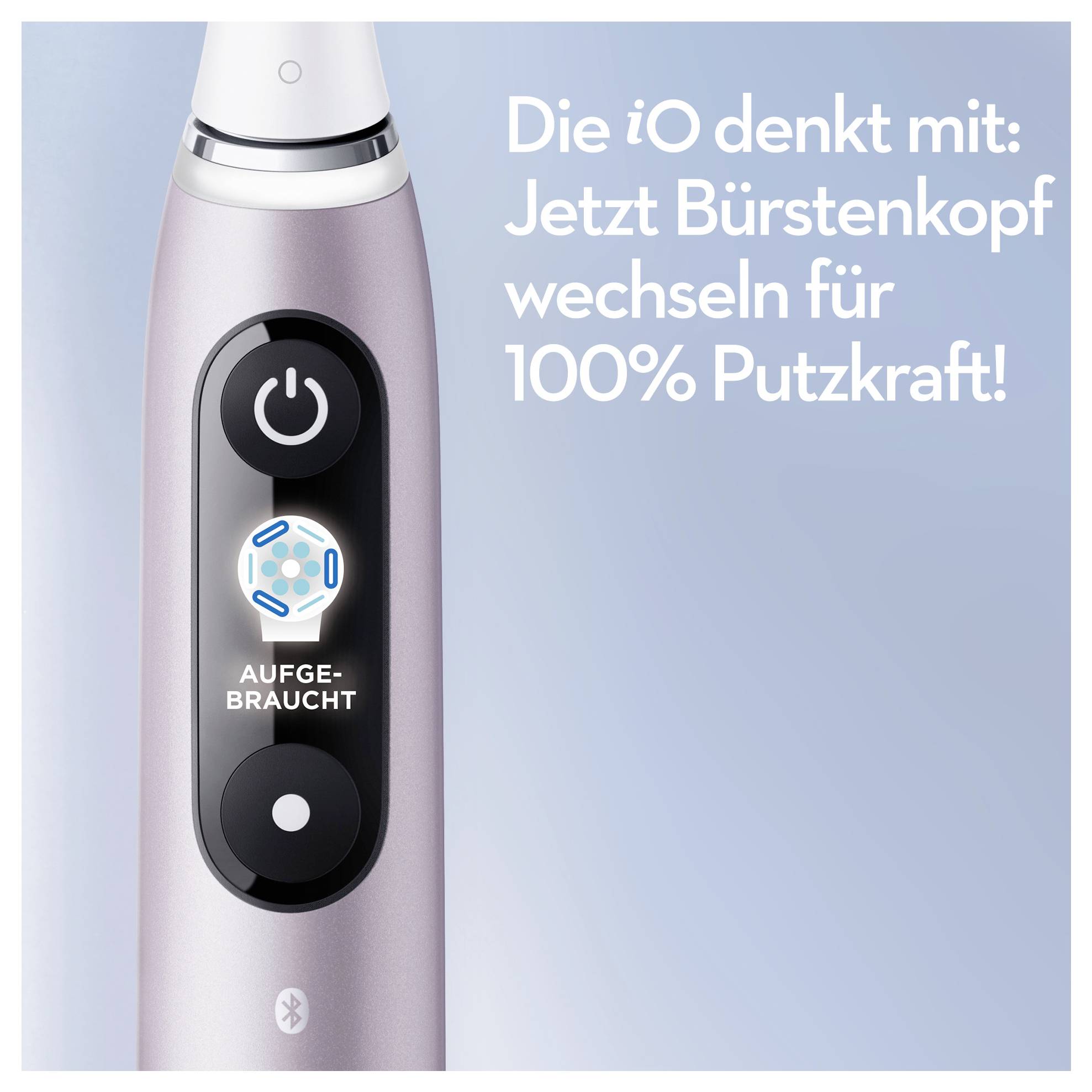 Elektrische Zahnbürste mit Displayanzeige 'AUFGE-BRAUCHT' auf dem Bildschirm. Deutsche Textanzeige empfiehlt den Austausch des Bürstenkopfes für maximale Reinigungsleistung.