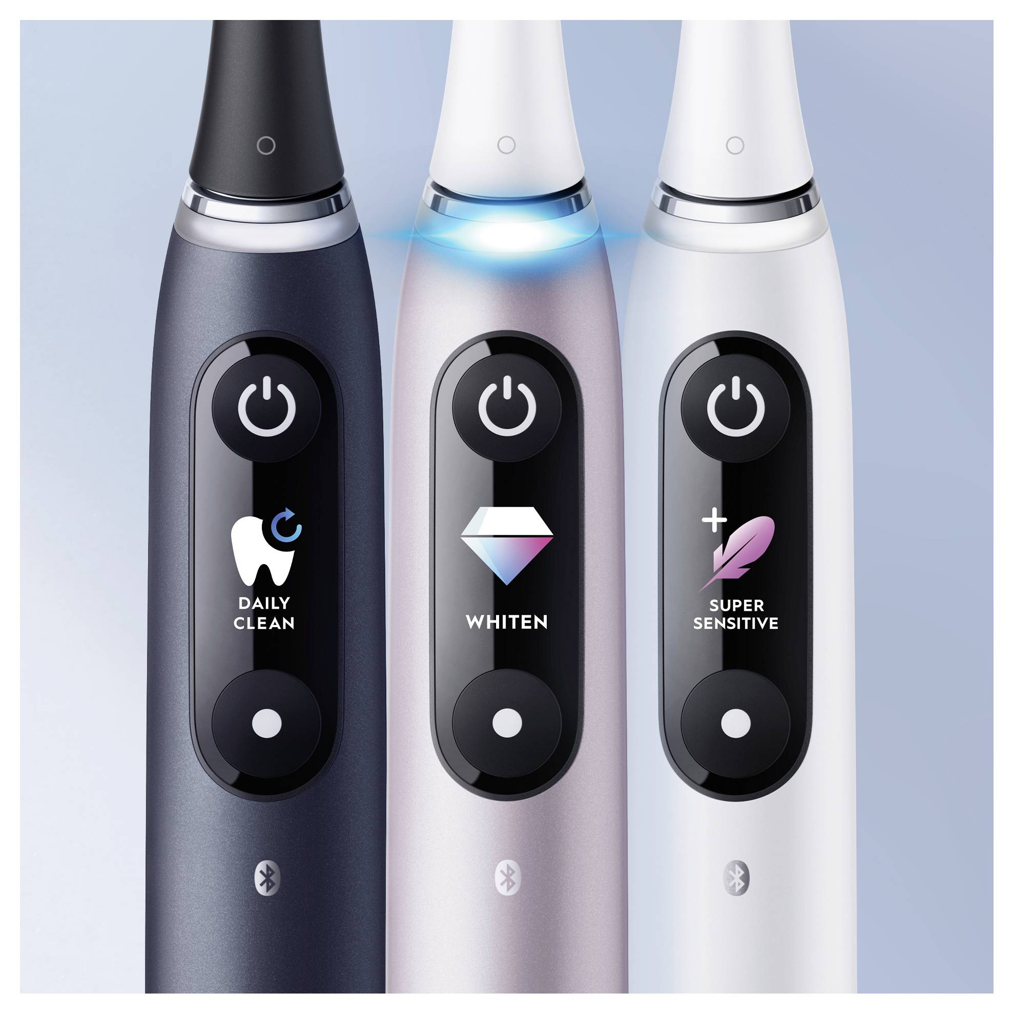 Drei elektrische Zahnbürsten mit Modi, die als „Tägliche Reinigung