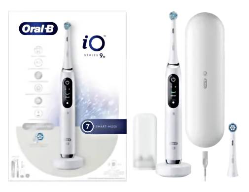 'Oral-B iO Series 9' elektrische Zahnbürste mit Zubehör, neben ihrer Verpackung präsentiert. Die Ausstattung umfasst eine Ladestation und einen Reisekoffer.