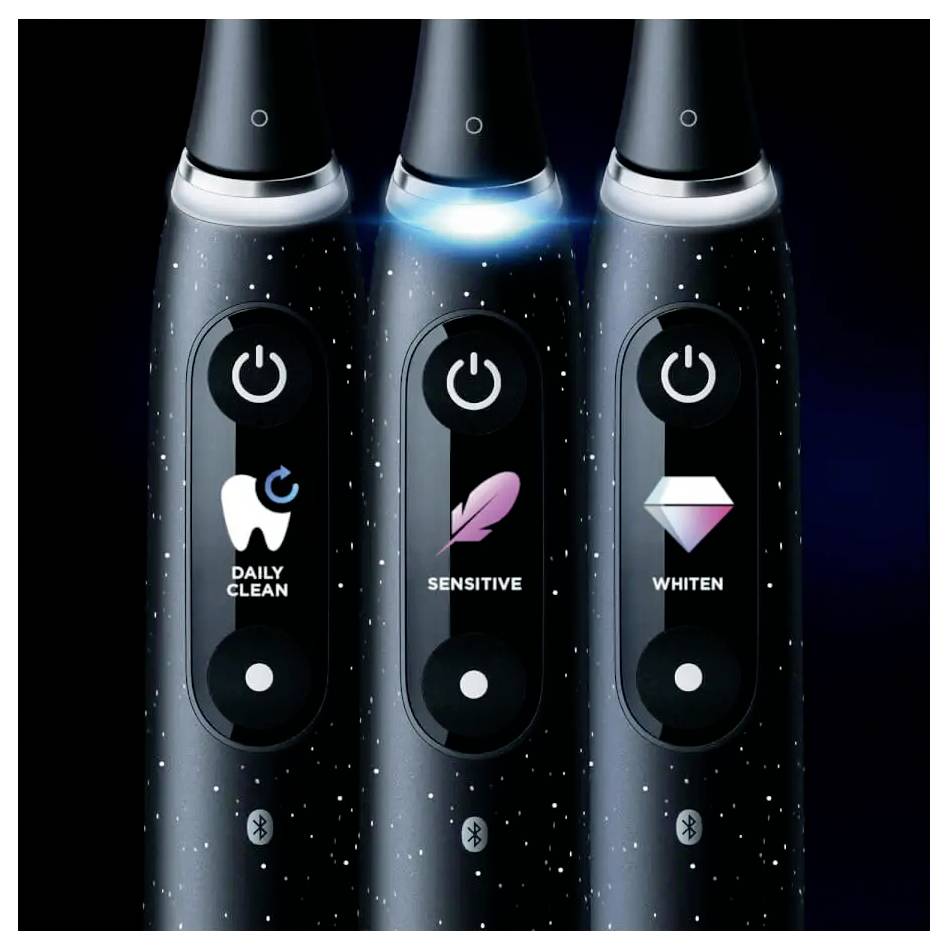 Drei elektrische Zahnbürsten mit verschiedenen Modi, die auf Displays angezeigt werden: „Tägliche Reinigung
