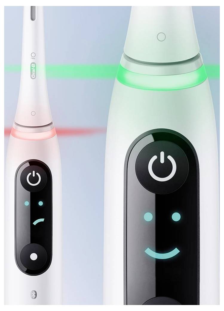 Zwei elektrische Zahnbürsten mit digitalen Displays; eine zeigt ein trauriges Gesicht mit rotem Licht, die andere ein fröhliches Gesicht mit grünem Licht, was Rückmeldung beim Zähneputzen anzeigt.