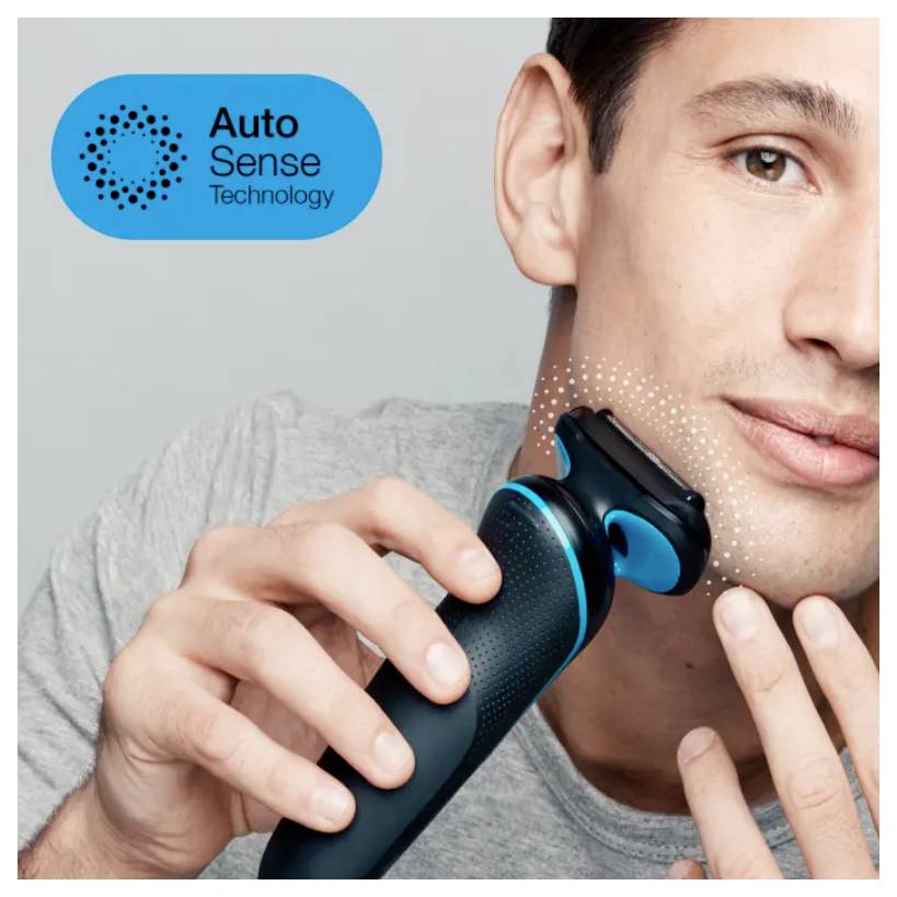 Eine Person verwendet einen elektrischen Rasierer mit ‚Auto Sense Technologie', um Gesichtsbehaarung zu trimmen und zeigt damit einfache Pflege mit fortschrittlicher Technik.