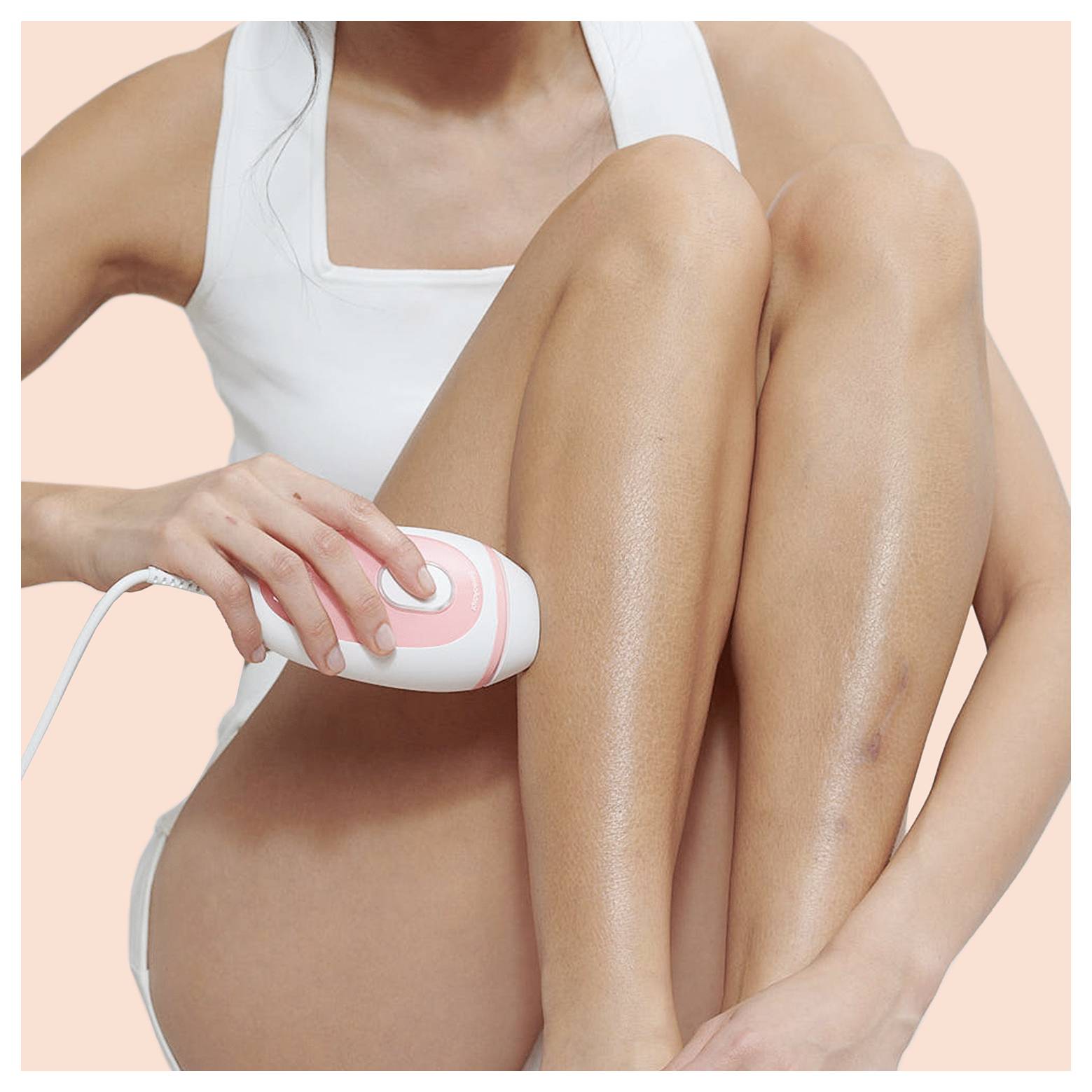 Eine Person, die ein tragbares Haarentfernungsgerät an ihren Beinen verwendet und damit ihre Hautpflege-Routine zu Hause unterstreicht.