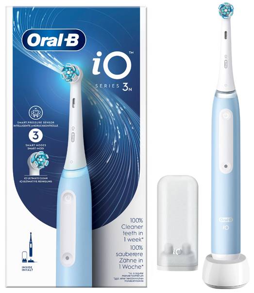 Oral-B iO Series 3 elektrische Zahnbürste in Hellblau mit Verpackung. Zu den Funktionen gehören ein intelligenter Drucksensor und drei Putzmodi.