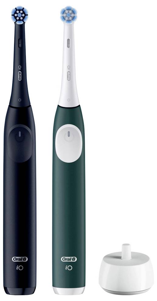 Zwei elektrische Zahnbürsten, eine in Schwarz und eine in Petrolblau, mit einer weißen Ladestation daneben. Beide sind aus der Oral-B iO Serie.