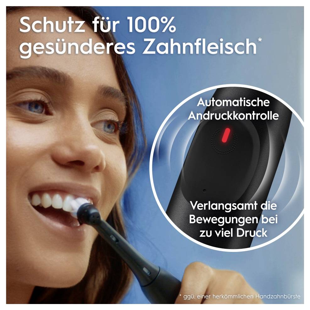 Eine Frau putzt sich mit einer elektrischen Zahnbürste die Zähne. Der Text hebt die automatische Druckkontrolle und das Verlangsamen der Bewegung bei Druck hervor.