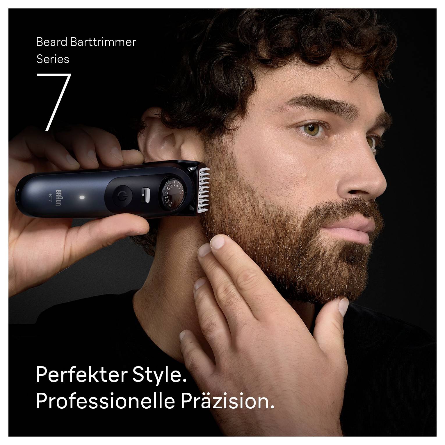Ein Mann benutzt einen Bartschneider an seinem Gesichtshaar. Text liest sich: 'Perfekter Style. Professionelle Präzision.' und 'Beard Barttrimmer Series 7'.