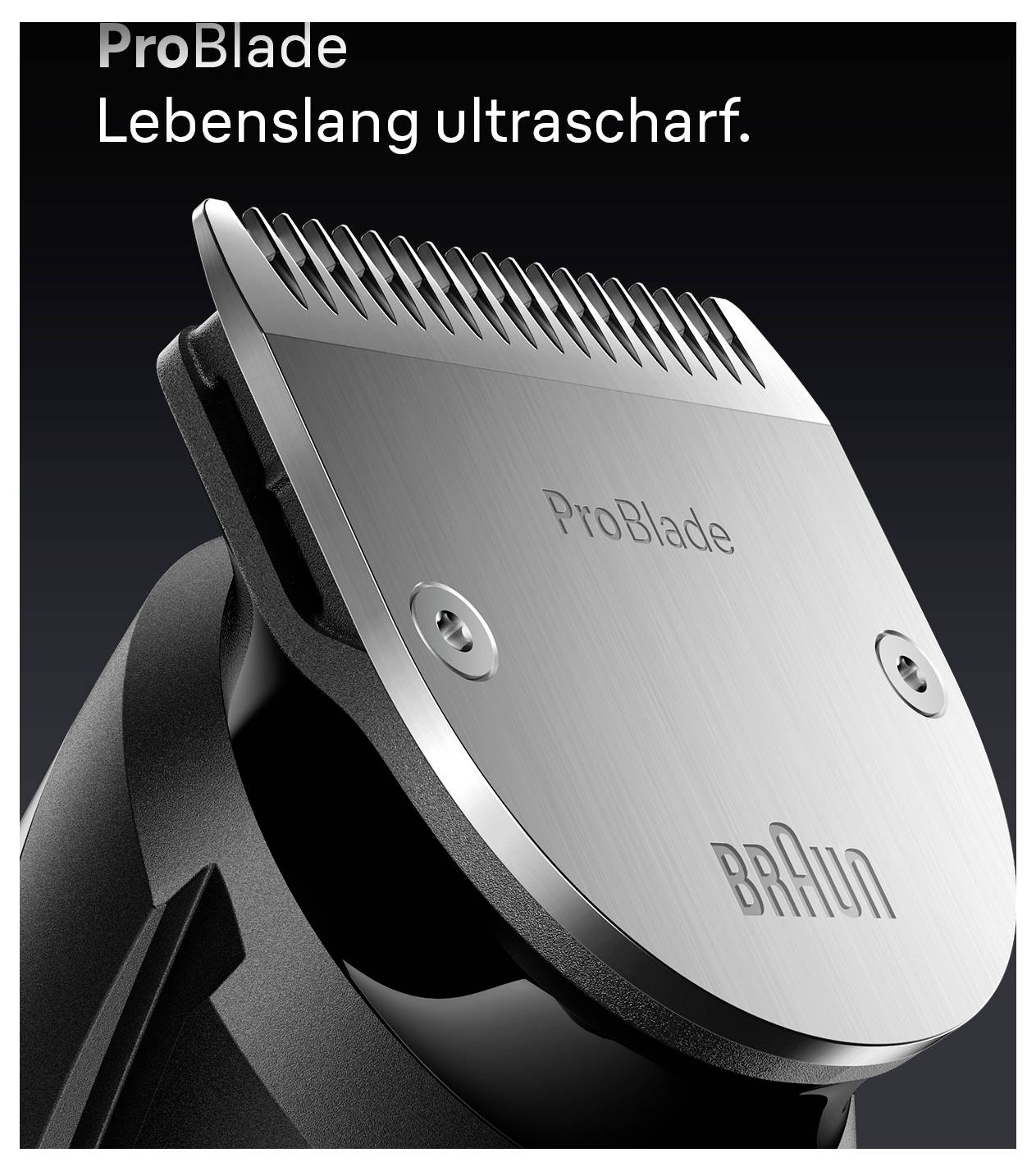 Nahaufnahme eines Braun ProBlade Trimmers, der sein scharfes Klingendesign präsentiert. Der Text lautet 'ProBlade Lebenslang ultrascharf.'