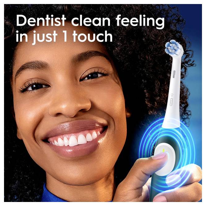 Eine Person lächelt strahlend und hält eine elektrische Zahnbürste hoch. Der Text lautet: ‚Zahnarzt-Sauberkeit mit nur 1 Berührung', was die Wirksamkeit der Zahnbürste hervorhebt.