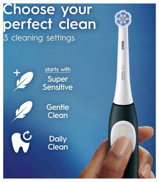 Elektrische Zahnbürste mit einer Hand, die sie hält, mit dem Hervorheben von 