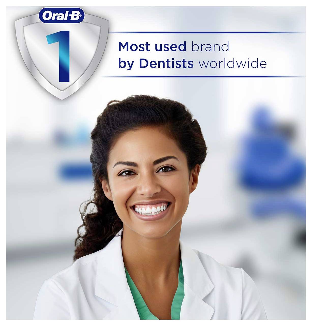Ein lächelnder Zahnarzt in einem weißen Kittel, mit dem Aufdruck „Oral-B: Die weltweit am häufigsten von Zahnärzten verwendete Marke