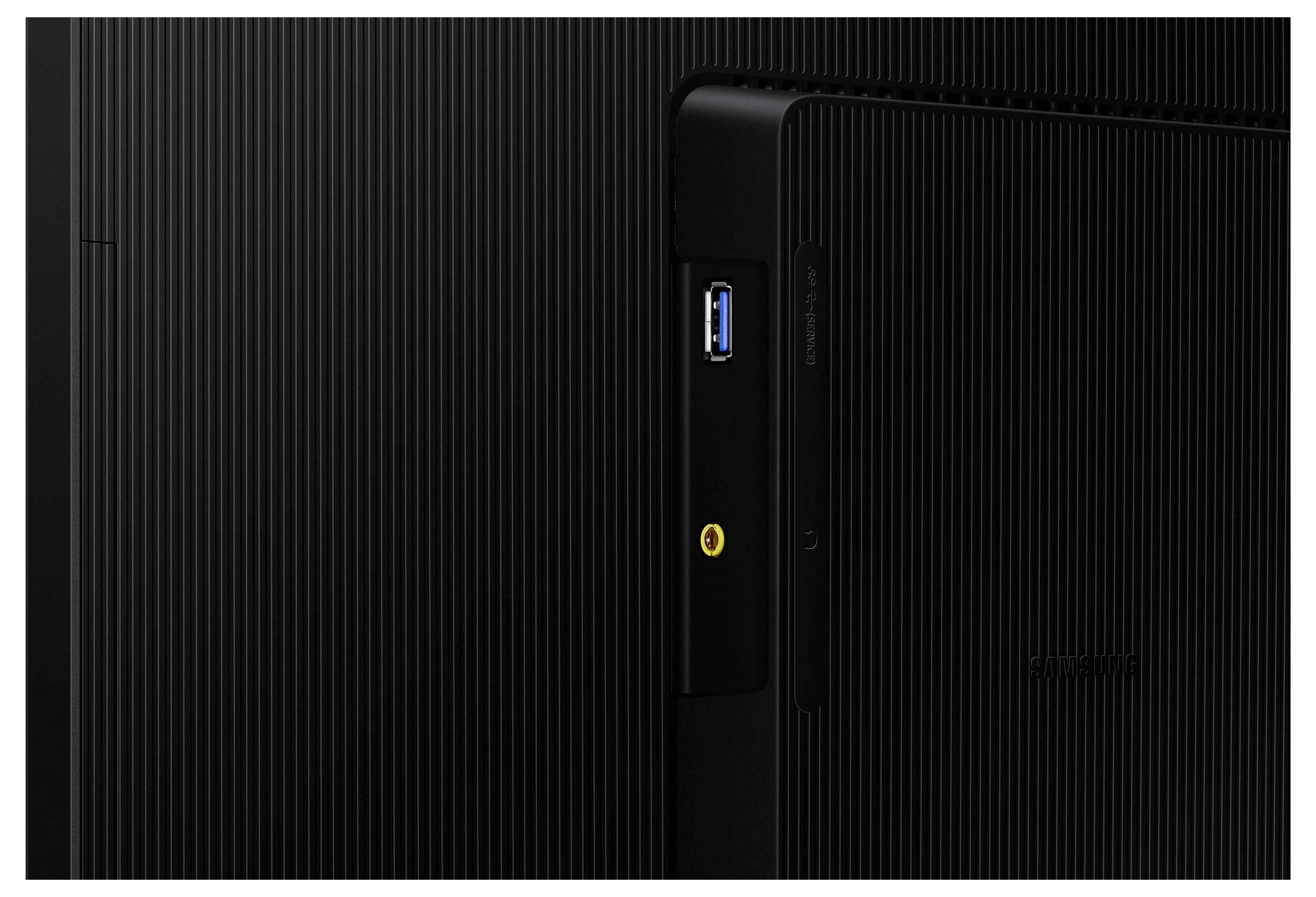 Eine Nahaufnahme eines schwarzen elektronischen Geräts, die einen USB-Anschluss und einen gelben Anschluss an der Seite zeigt, vor einer strukturierten, gerippten Oberfläche.