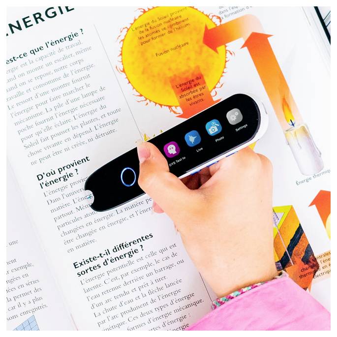 Eine Person verwendet einen digitalen Stift auf einer geöffneten Buchseite zum Thema 'Energie'. Diagramme von Sonne und Kerze veranschaulichen Energiekonzepte.