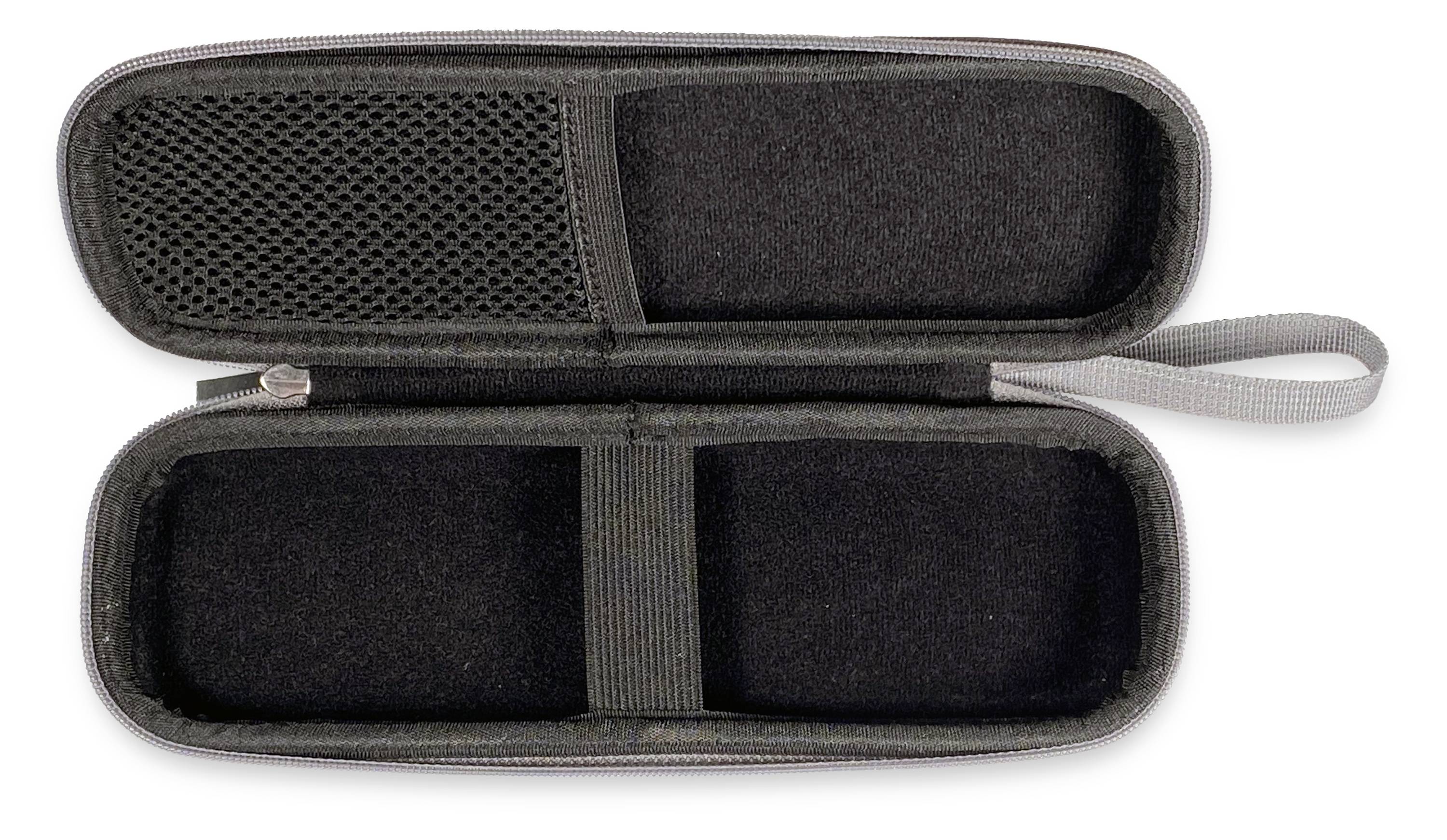 Ein offener schwarzer Reißverschluss-Transportkoffer mit Fächern, einer Netztasche am Deckel und einem seitlichen Trageriemen.