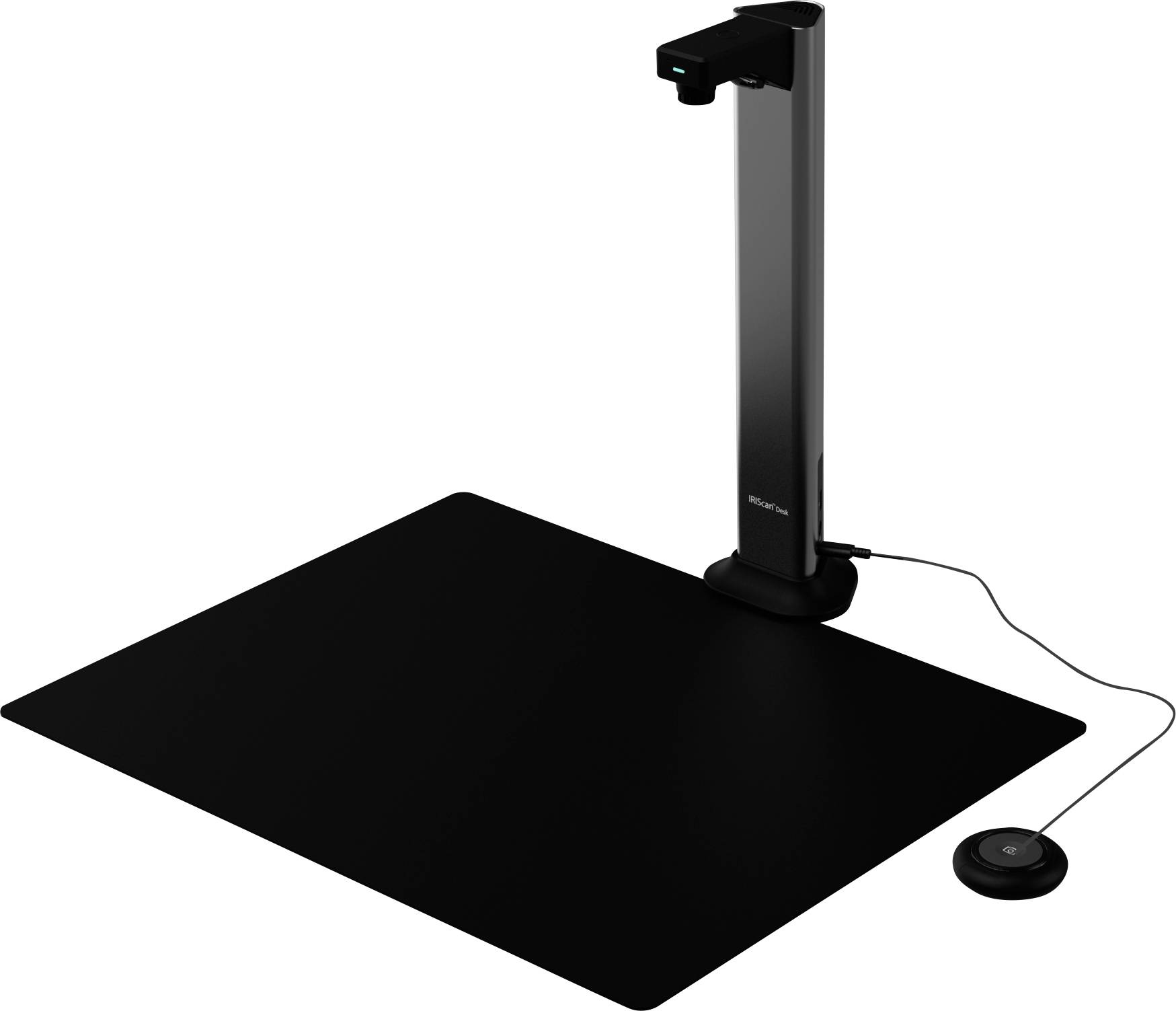 Ein schwarzer Dokumentenscanner mit einer Überkopfkamera ist über einer flachen Matte positioniert und über ein Kabel mit einem kleinen runden Knopf verbunden.