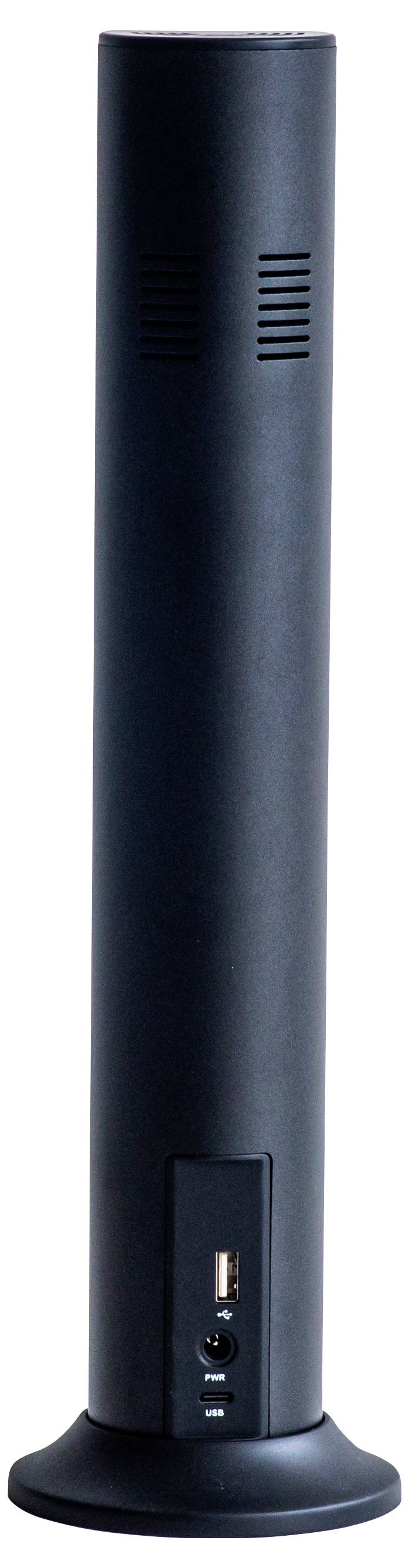 Hoher, schlanker schwarzer turmartig geformter Lautsprecher mit einem USB-Anschluss und Einschaltknopf nahe der Basis, der aufrecht auf einer flachen Oberfläche steht.