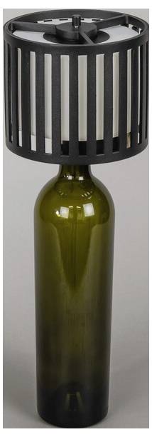 Eine grüne Flasche mit einem schwarzen, geschlitzten zylindrischen Lampenschirm oben drauf.