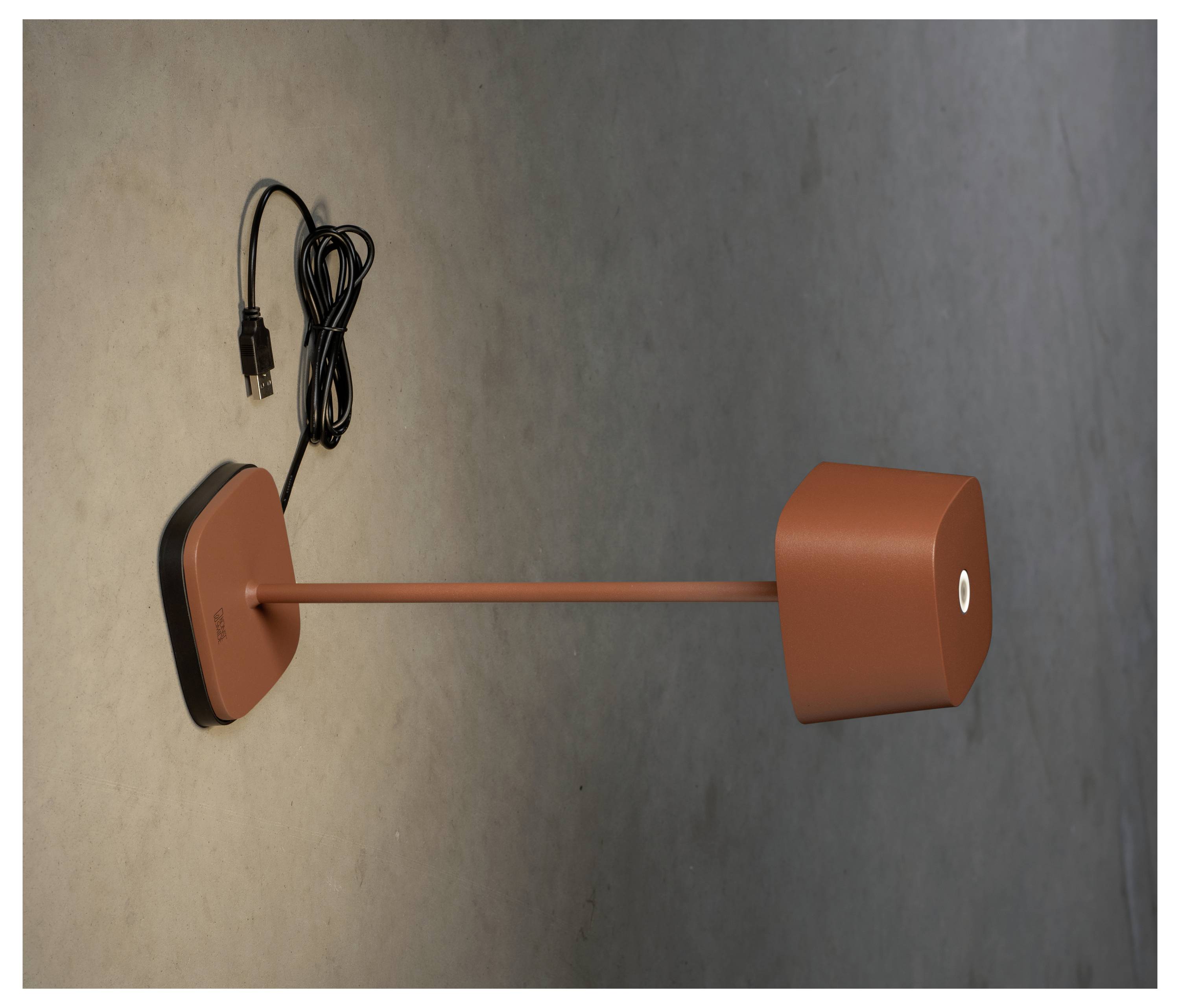 Eine moderne, minimalistische Wandleuchte mit einem schlanken metalischen Arm und einem rechteckigen Lampenschirm in Rostfarbe, befestigt an einer flachen Wandhalterung.