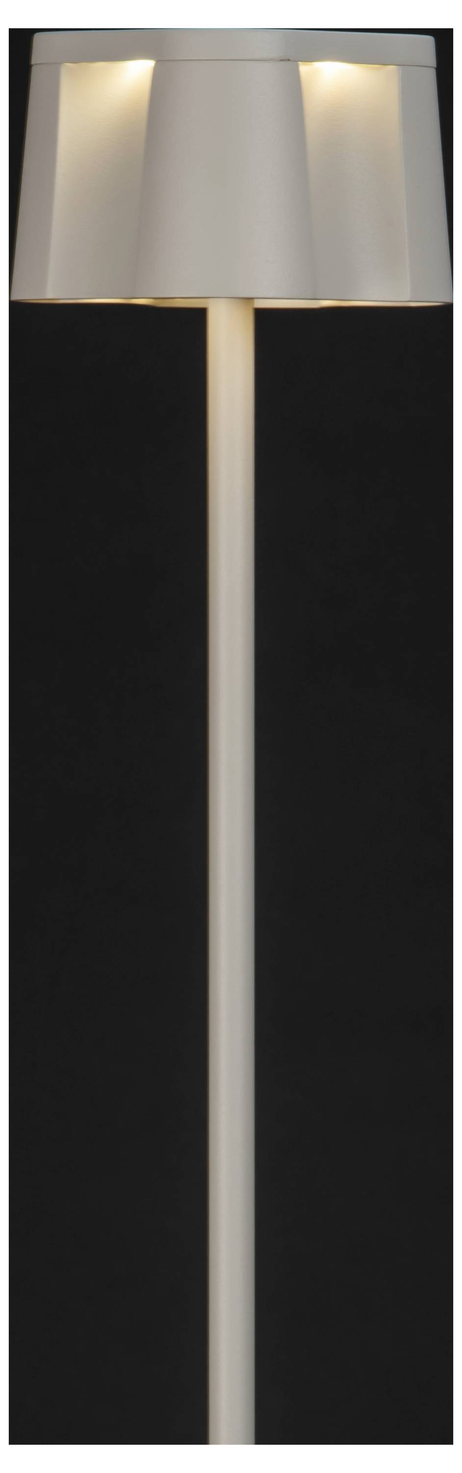 Eine moderne Stehlampe mit einer hohen, schlanken Basis und einem breiten, weißen Lampenschirm ist vor einem dunklen Hintergrund beleuchtet und wirft weiches Licht.