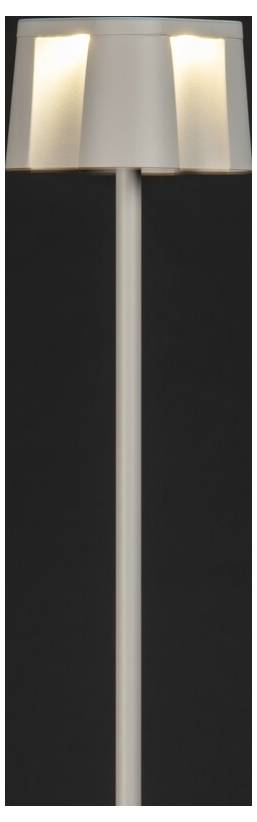 Eine moderne Stehlampe mit einem weißen Lampenschirm leuchtet vor einem dunklen Hintergrund. Das Licht wirft subtile Reflexionen auf die Oberfläche der Lampe.