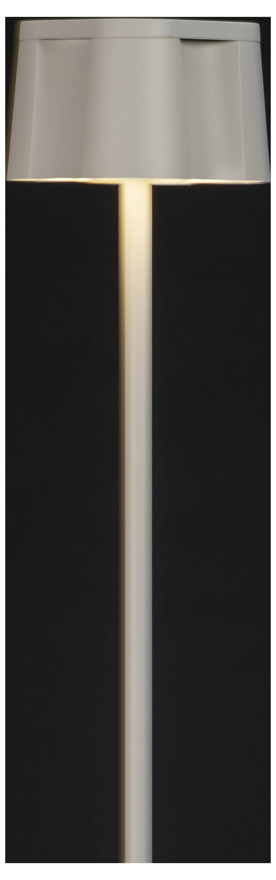 Eine moderne minimalistische Stehlampe mit einem zylindrischen Lampenschirm, der weich gegen einen dunklen Hintergrund leuchtet.