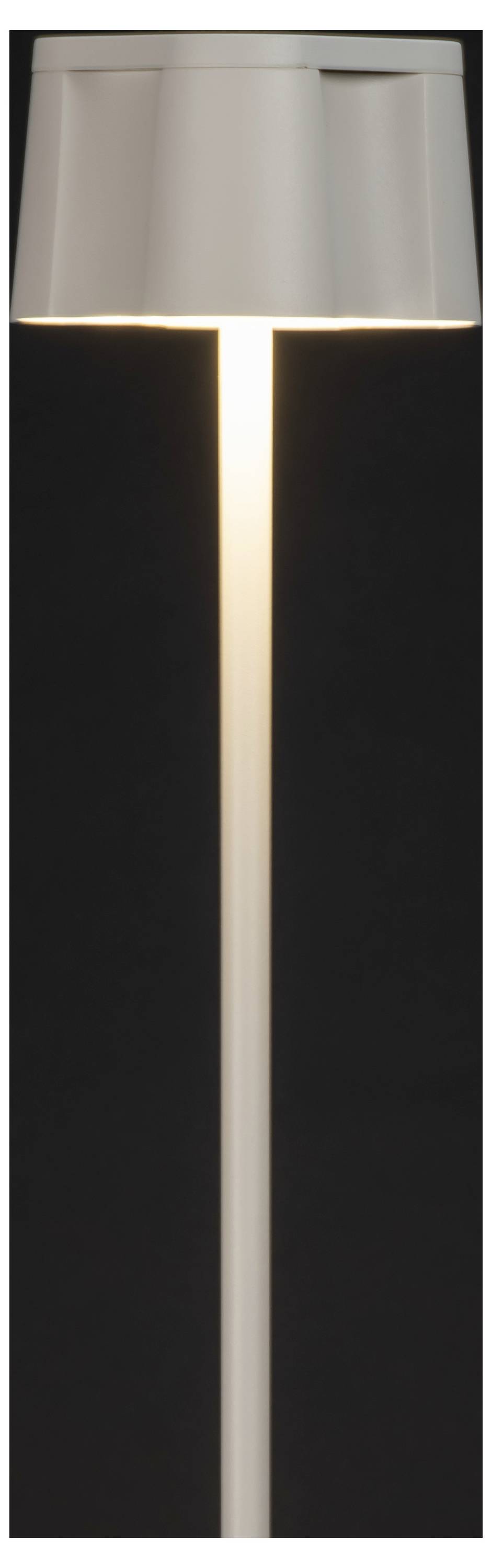 Eine elegante, moderne Tischlampe mit einem zylindrischen Lampenschirm strahlt ein warmes, weiches Licht vor einem dunklen Hintergrund aus.