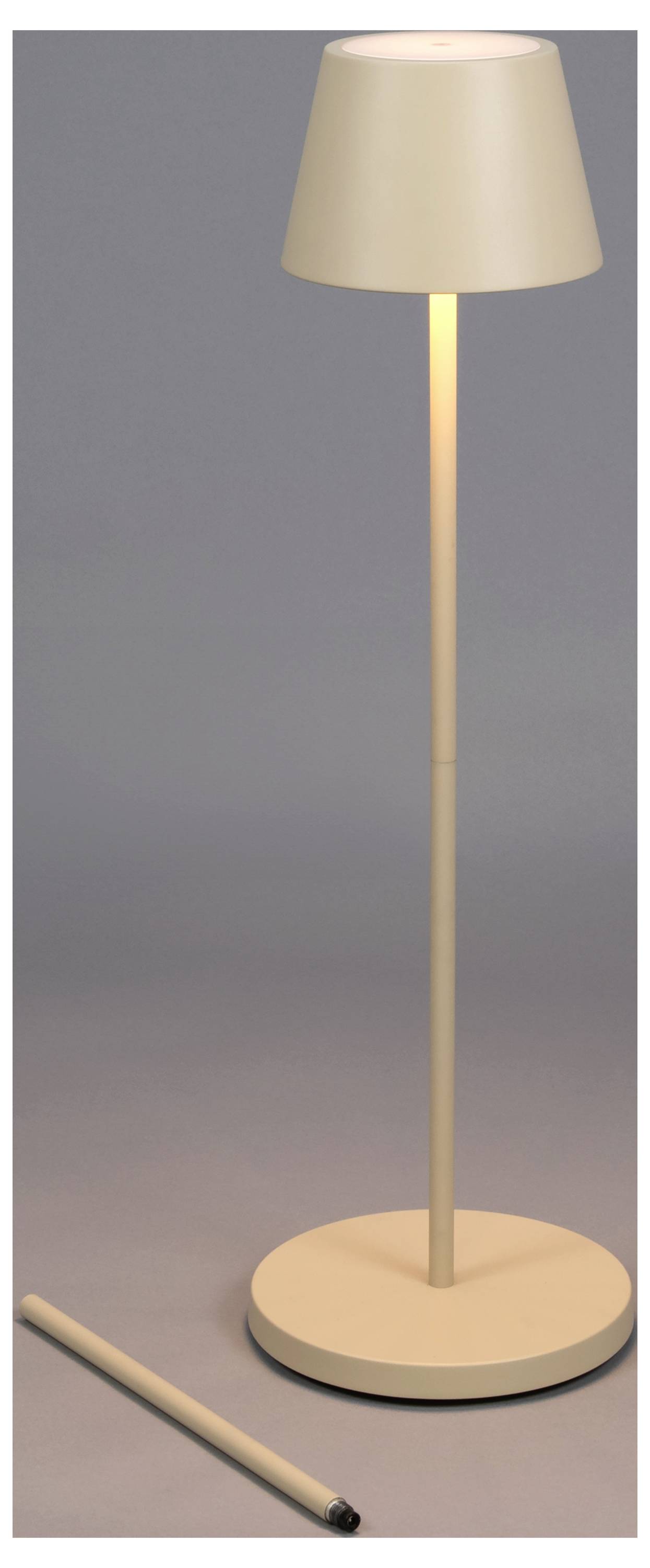 Eine schlanke, moderne beige Stehlampe steht auf einer grauen Oberfläche, mit einer zusätzlichen Verlängerungsstange daneben.