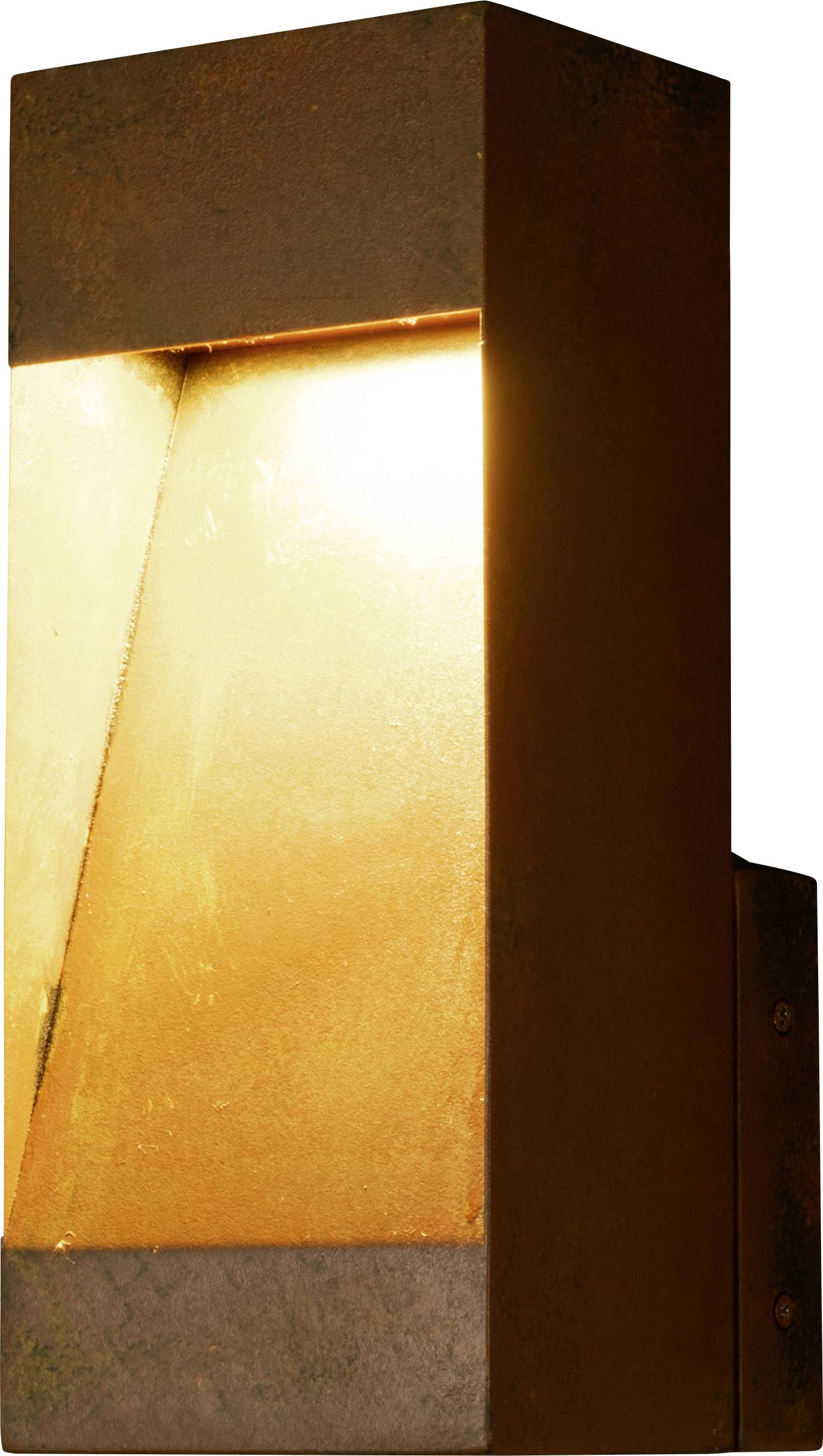 Eine wandmontierte, rechteckige Messingaußenleuchte strahlt ein warmes Licht aus und vermittelt einen modernen, industriellen Stil für die Außenbeleuchtung.