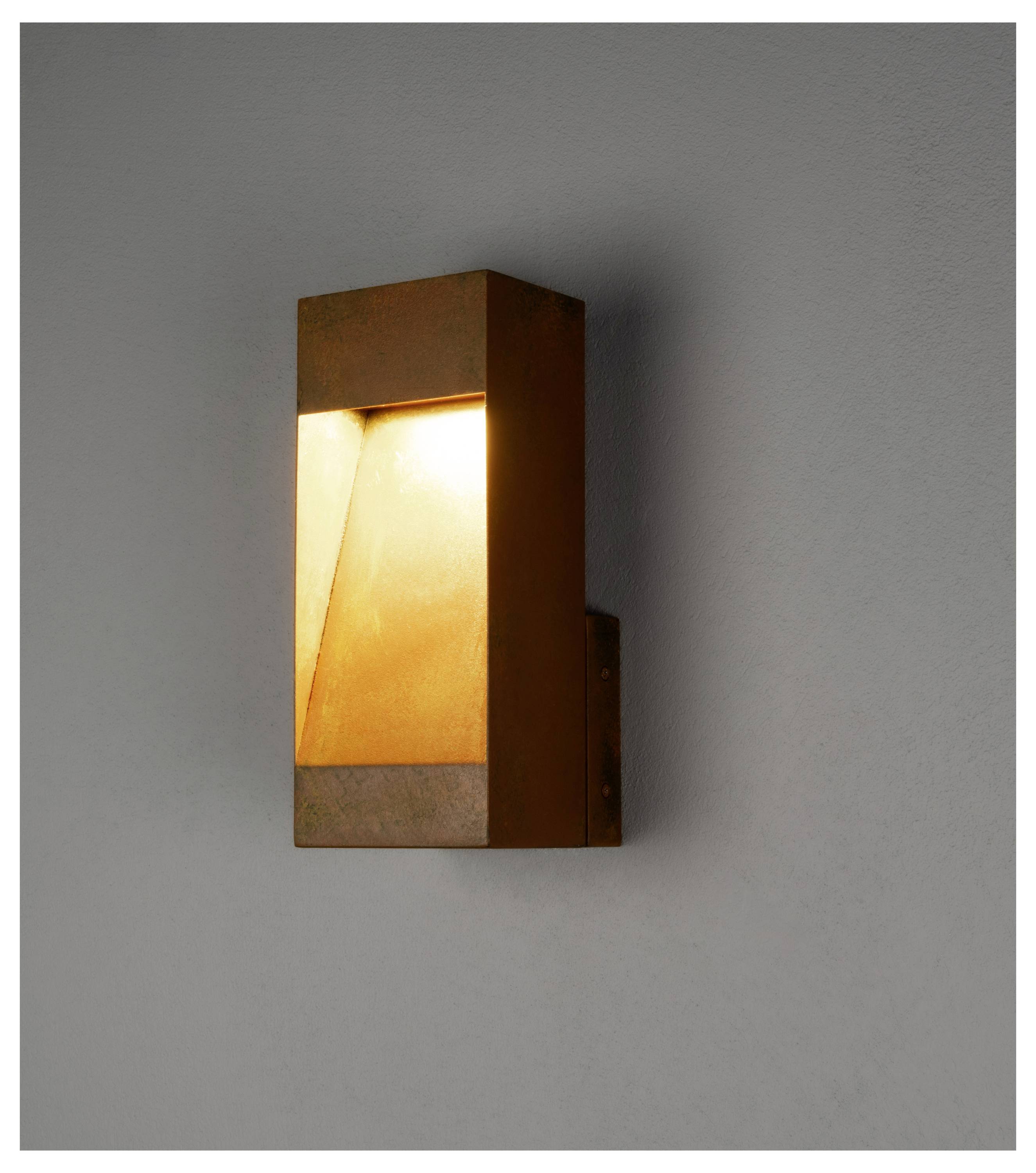Ein moderner, rechteckiger Wandleuchter verbreitet ein warmes, weiches Licht und ist an einer schlichten grauen Wand montiert, wobei er einen sanften Schein nach unten wirft.