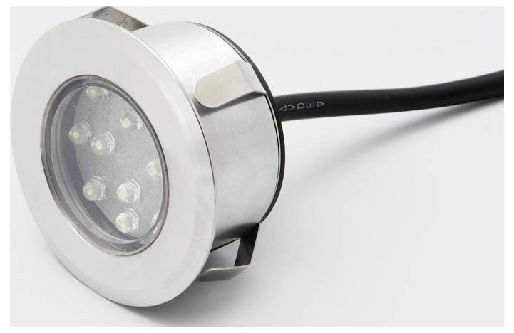 Eine runde LED-Leuchte mit sieben Glühbirnen, in silbernem Metall gehäutet, an einem schwarzen Kabel auf weißem Hintergrund.