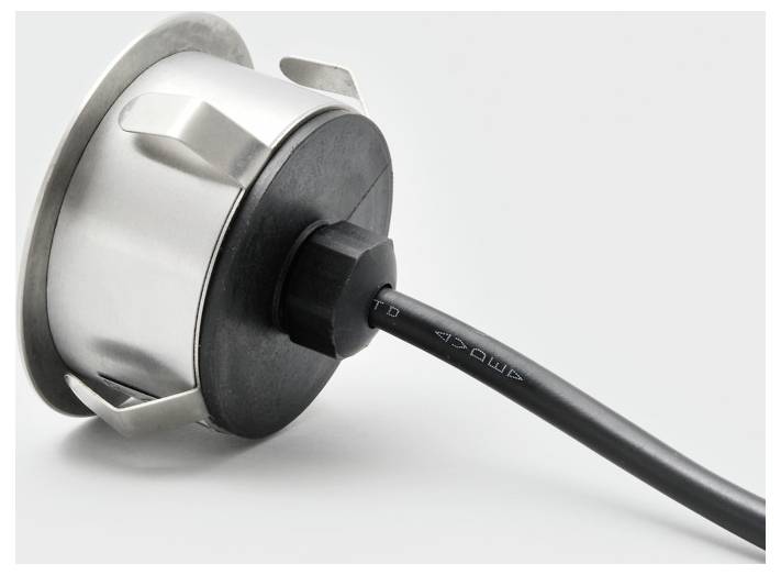 Nahaufnahme einer metallenen Einbau-Deckenleuchte mit angeschlossenem Stromkabel.