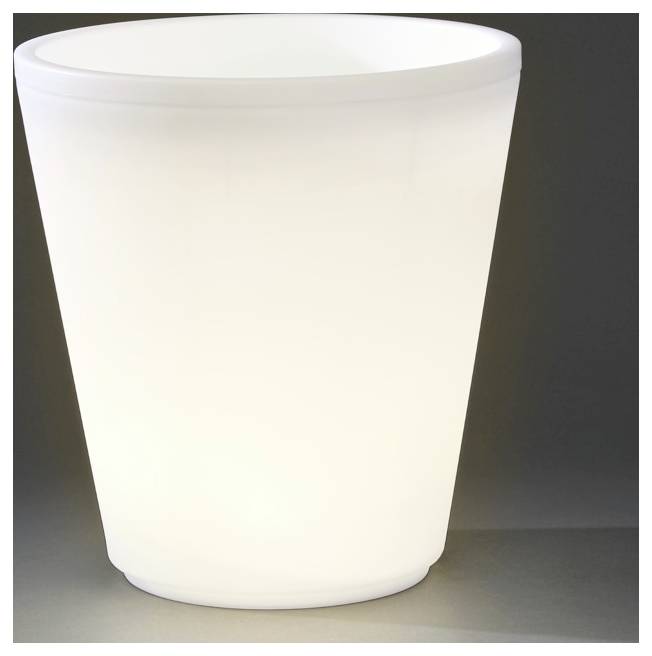 Eine weiße, moderne, konische Lampe, die weiches Licht ausstrahlt, vor einem neutralen Hintergrund.